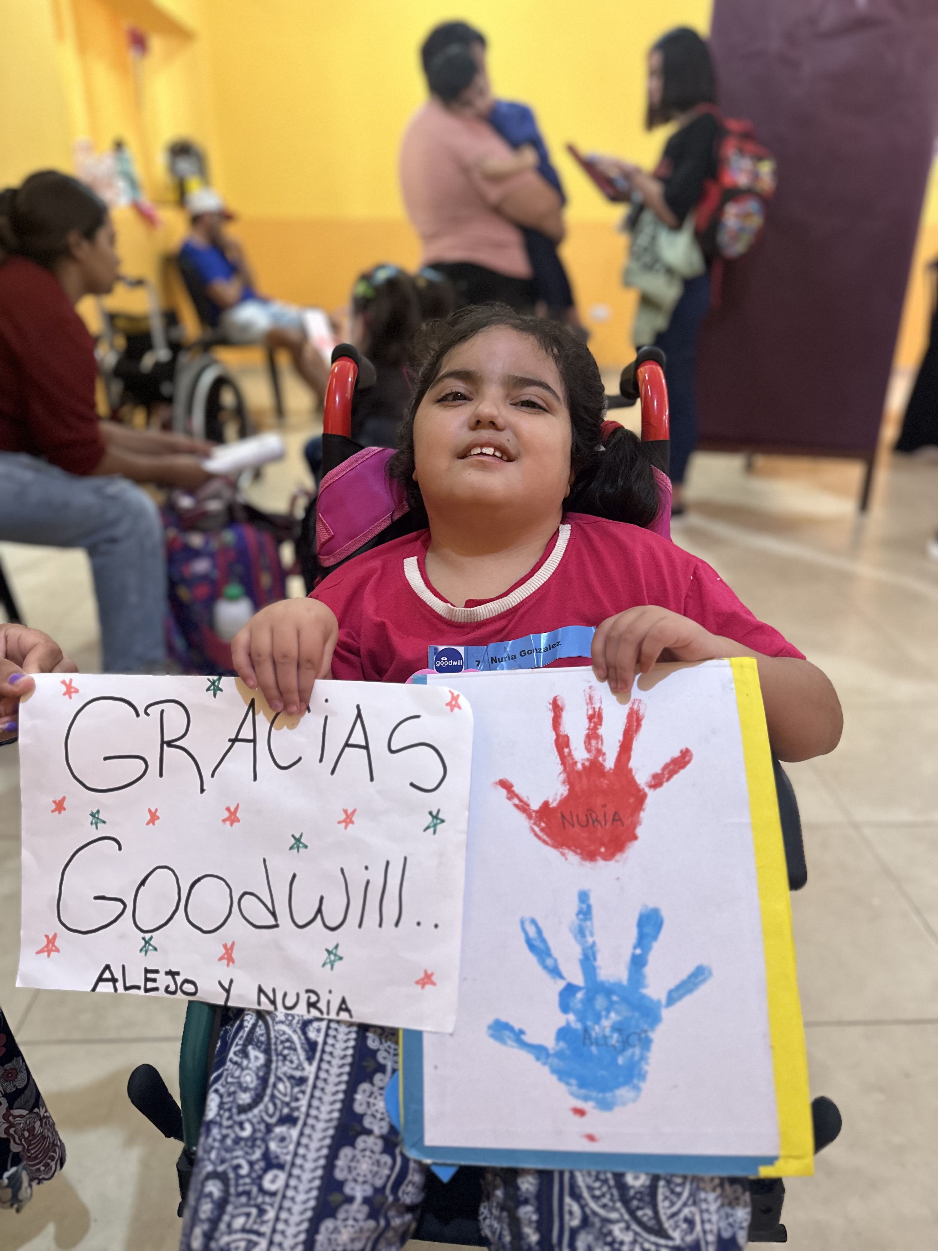 Un niño acompañado por el equipo de Goodwill