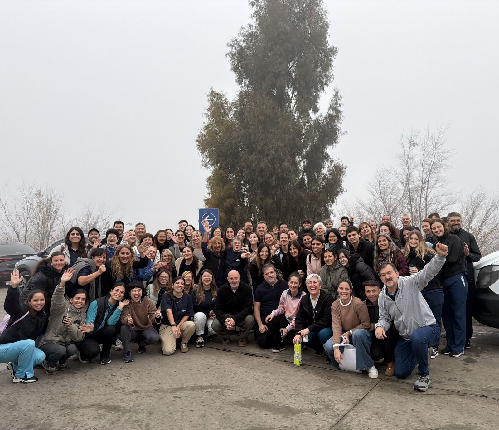 Foto grupal de todo el equipo al aire libre, temprano y con niebla, antes de salir.